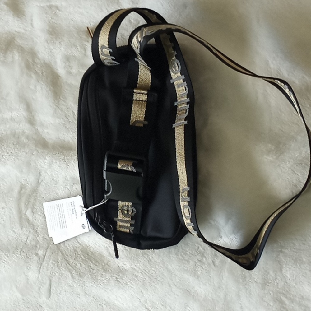 Lululemon gold logo crossbody belr bag - Picture 6 of 10
